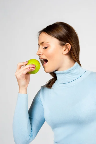 女性の食用リンゴ — ストック写真