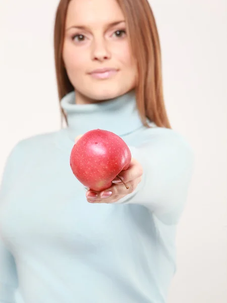 Женщина предлагает красное яблоко — стоковое фото