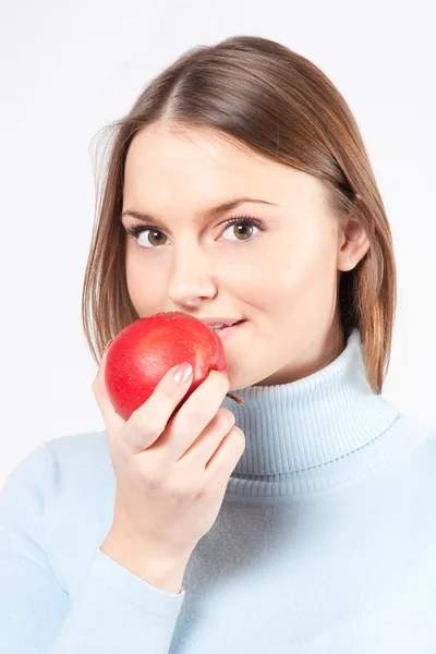 Kırmızı elma yiyen kadın — Stok fotoğraf
