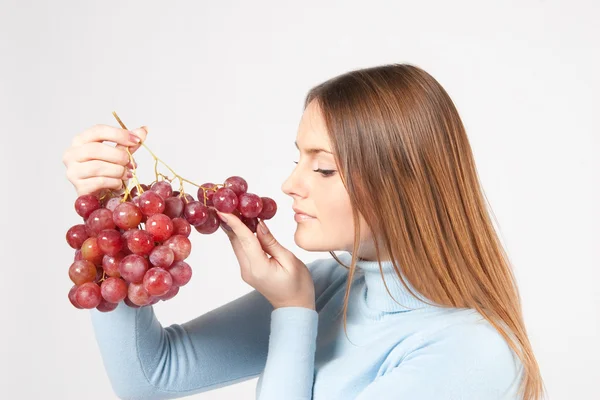 Kadın kırmızı üzüm ile — Stok fotoğraf
