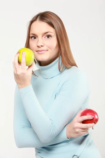 Mujer sosteniendo manzanas — Foto de Stock