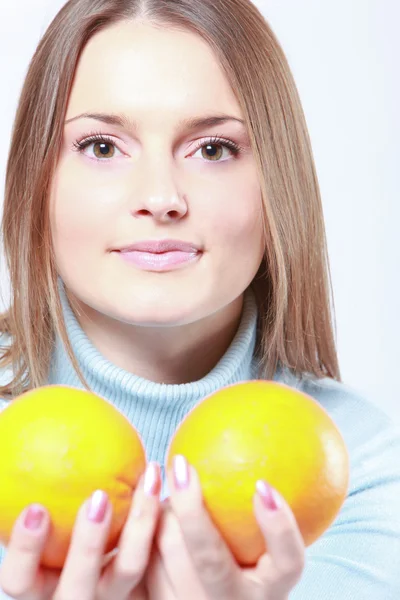 Γυναίκα εκμετάλλευση δύο πορτοκαλί φρούτα — Φωτογραφία Αρχείου