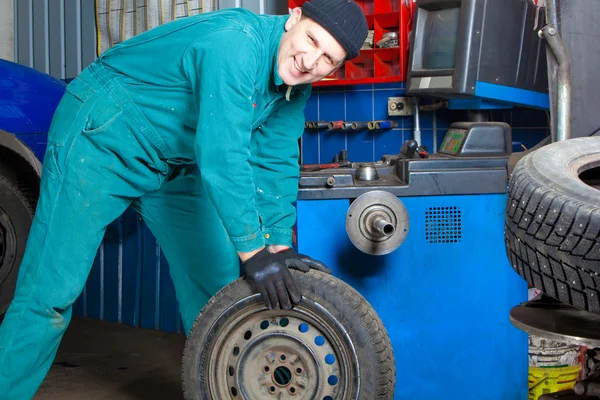 Mechanic in garage — Stock Photo, Image