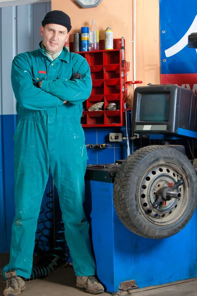 Mecánico en garaje — Foto de Stock