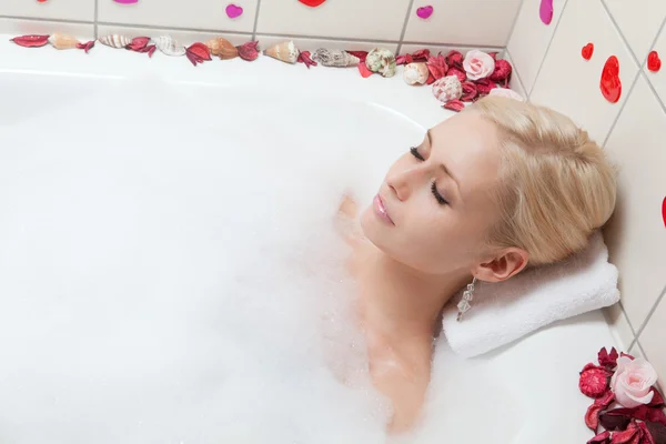 목욕 하는 여자 — 스톡 사진