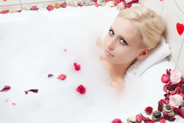 Mujer bañándose — Foto de Stock