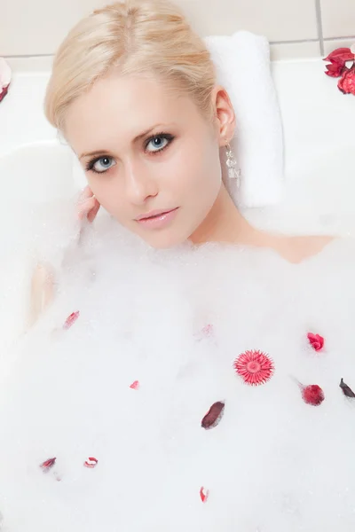 목욕 하는 여자 — 스톡 사진