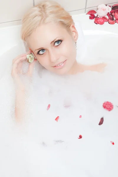 Mujer bañándose — Foto de Stock