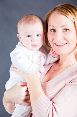 erkek bebek tutan genç anne