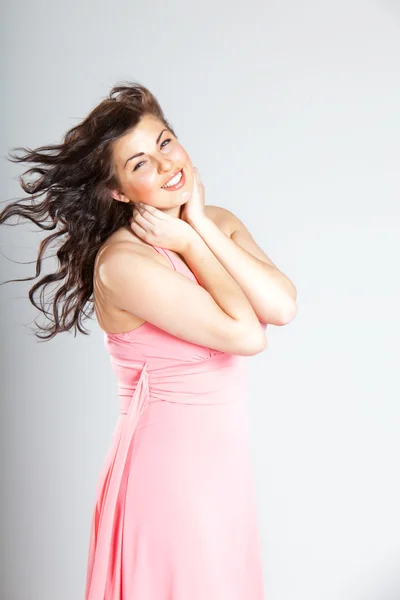 Sexy junge Frau im rosa Kleid — Stockfoto