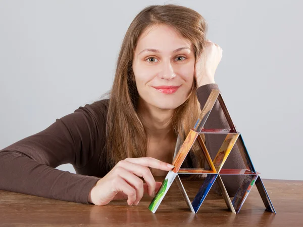 Mujer con pirámide de tarjeta de crédito — Foto de Stock