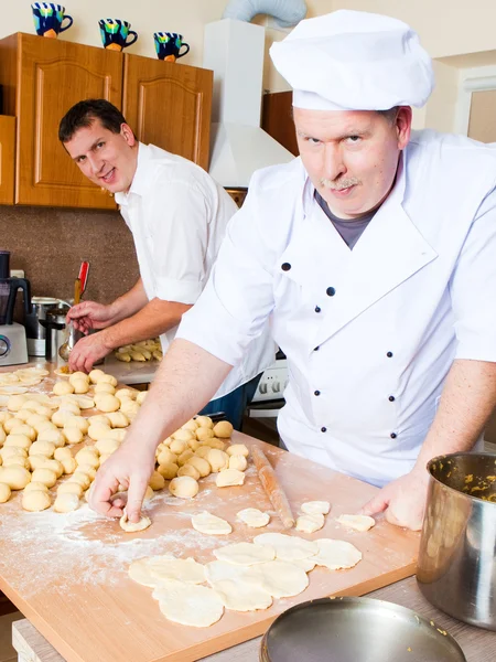 Kucharz mężczyźni w kuchni — Zdjęcie stockowe