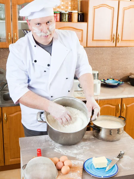 Куховарити чоловіка на кухні — стокове фото