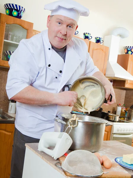 Az ember a konyhában főzni — Stock Fotó