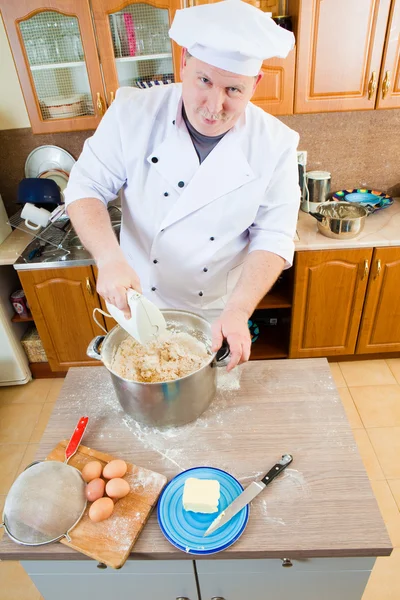 Az ember a konyhában főzni — Stock Fotó