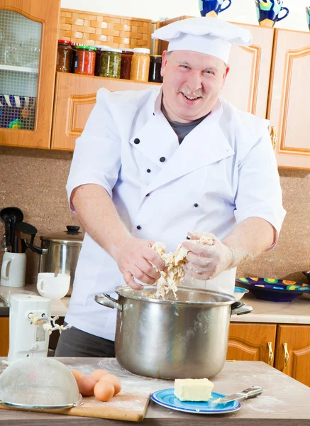 Куховарити чоловіка на кухні — стокове фото