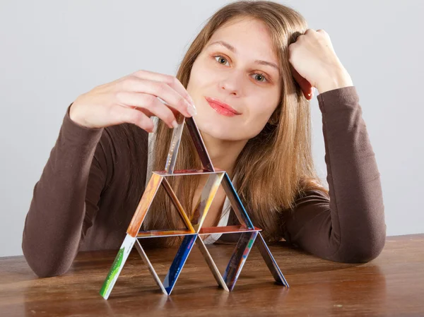 Femme avec pyramide de carte de crédit Image En Vente
