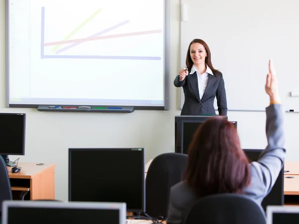 Корпоративное обучение - презентация женщины — стоковое фото