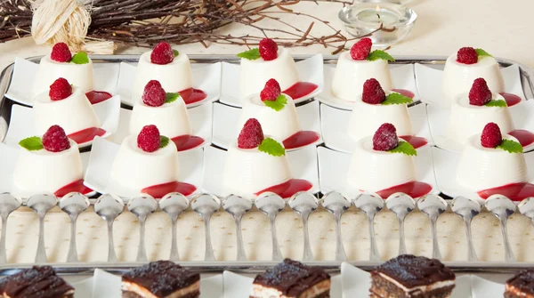 White desert cakes with raspberries — Stock Photo, Image