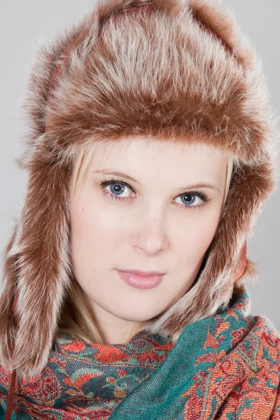 毛皮の帽子を持つ女性 — ストック写真