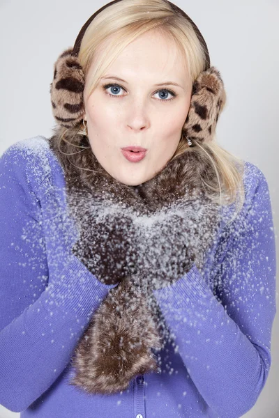 Žena se sněhem — Stock fotografie