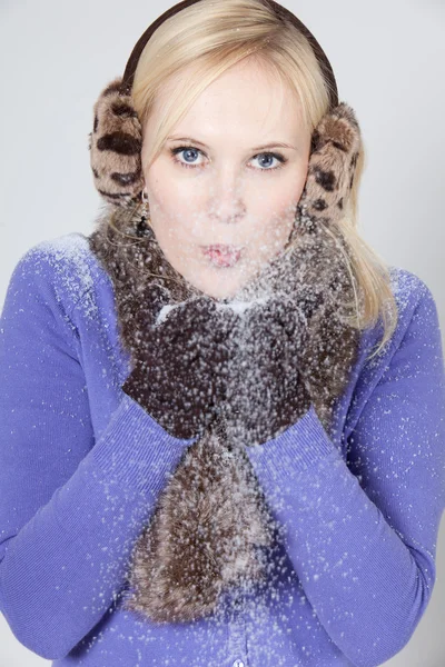 雪を持つ女性 — ストック写真