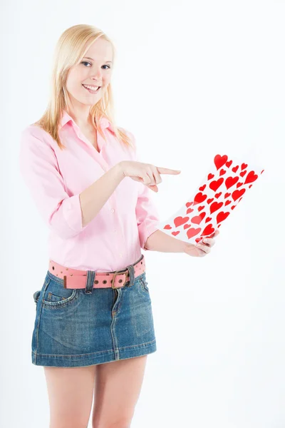 Młoda blond kobieta z valentine karty — Zdjęcie stockowe