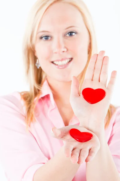 Ung blond kvinna utsätta hjärtan — Stockfoto