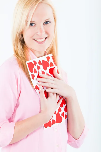 Jeune femme blonde avec carte de Saint-Valentin — Photo