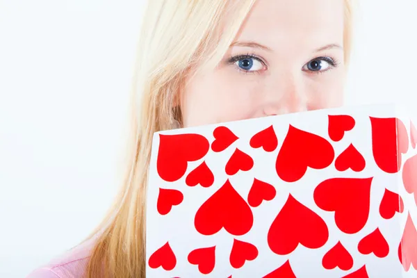 Młoda blond kobieta z valentine karty — Zdjęcie stockowe