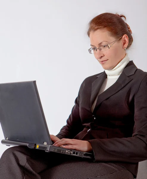 有计算机的女商人 — 图库照片