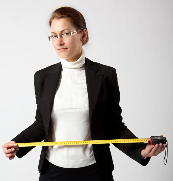 Mujer de negocios con cinta métrica —  Fotos de Stock