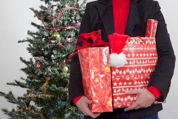 Geschäftsfrau mit Weihnachtsgeschenken — Stockfoto