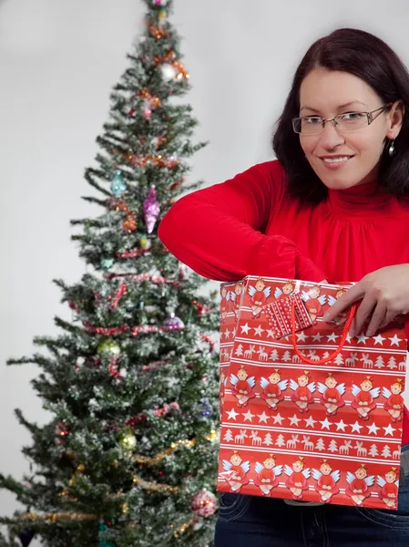 Frau mit Weihnachtsgeschenken — Stockfoto