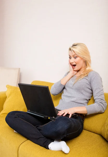 Förvånad kvinna tittar på datorn — Stockfoto