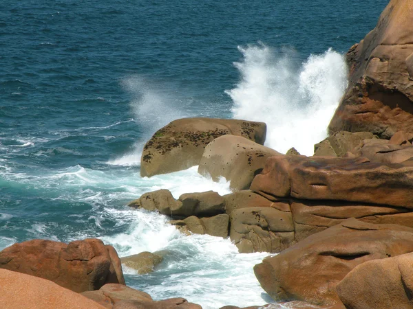 Ondas oceânicas e costa rochosa Fotografias De Stock Royalty-Free
