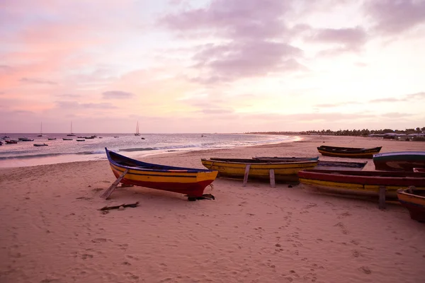 Barcos de pesca na praia do pôr do sol Fotografia De Stock