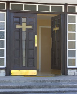 Kilise kapısında