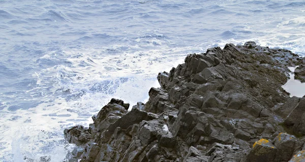 Havet på klipporna — Stockfoto
