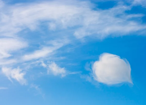 Heart shaped cloud in a blue sky — Stock Photo, Image