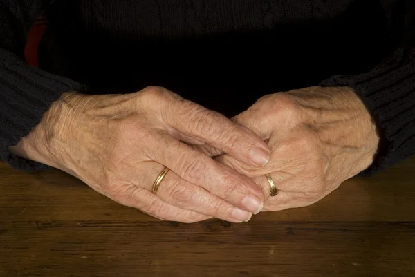Старые руки — стоковое фото