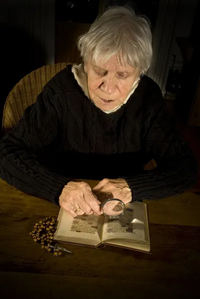 Old lady reading in bible — Stock Photo, Image