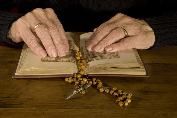 Stare ręce przez czytanie Biblii — Zdjęcie stockowe