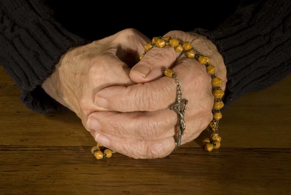 Manos viejas con rosario — Foto de Stock