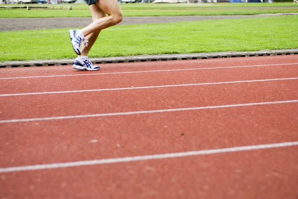 Correr en el campo de deportes — Foto de Stock