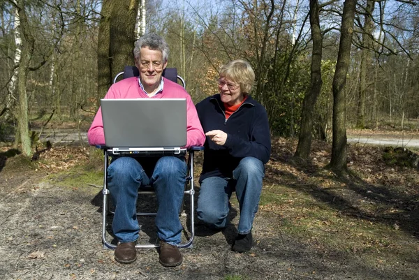 Avós com laptop — Fotografia de Stock