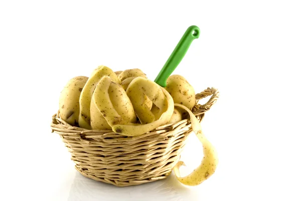 Batatas para descascar em uma cesta — Fotografia de Stock