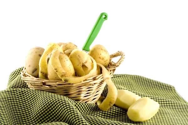 Korb mit Kartoffeln — Stockfoto