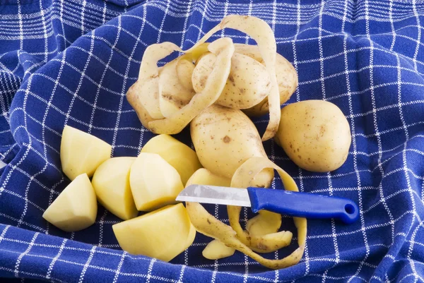 Ξεφλούδισμα πατάτες — Φωτογραφία Αρχείου