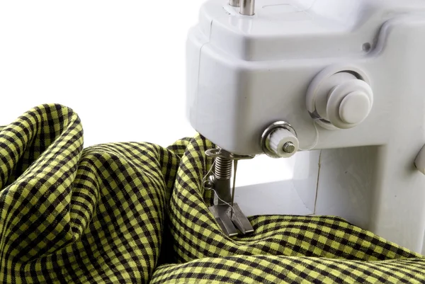 Швейная машина за работой — стоковое фото